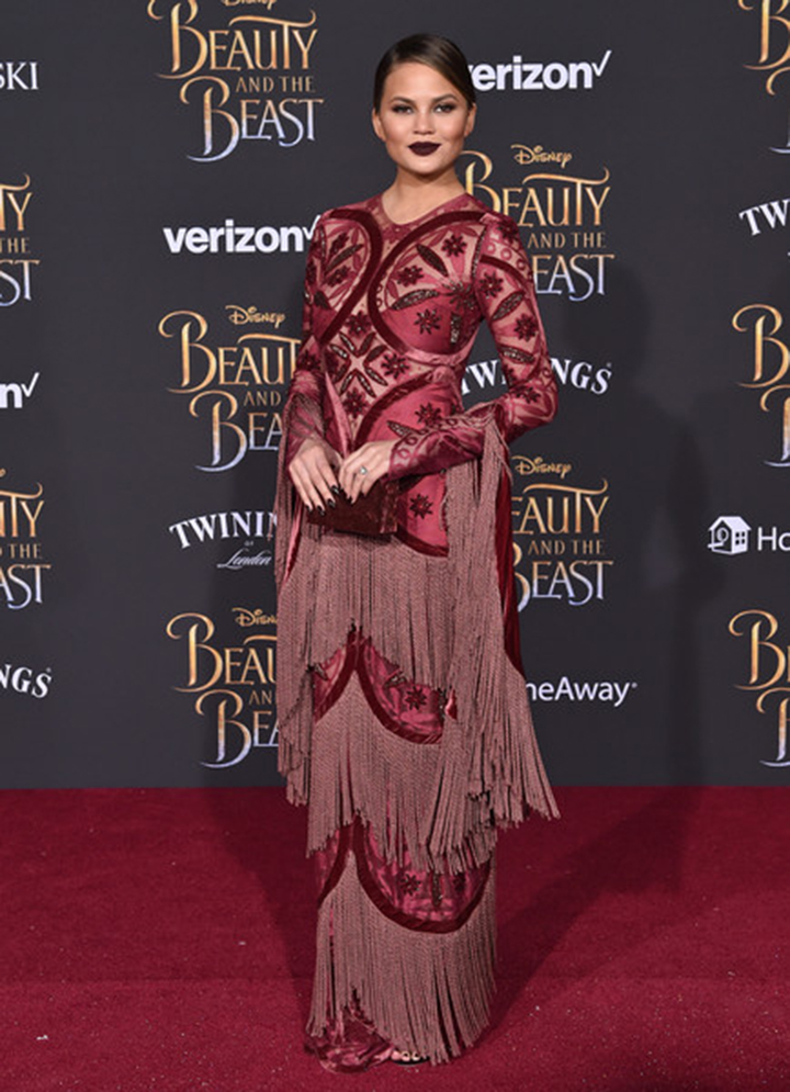 gardirop magazin Chrissy_Teigen_Beauty_Beast_World_Premiere